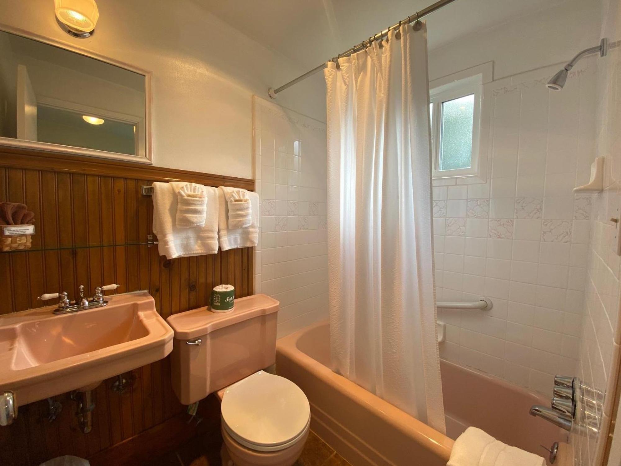 Emerald Valley Inn - #4 Deer Lake Room - Single Queen - Private Bathroom 포트앤젤레스 외부 사진